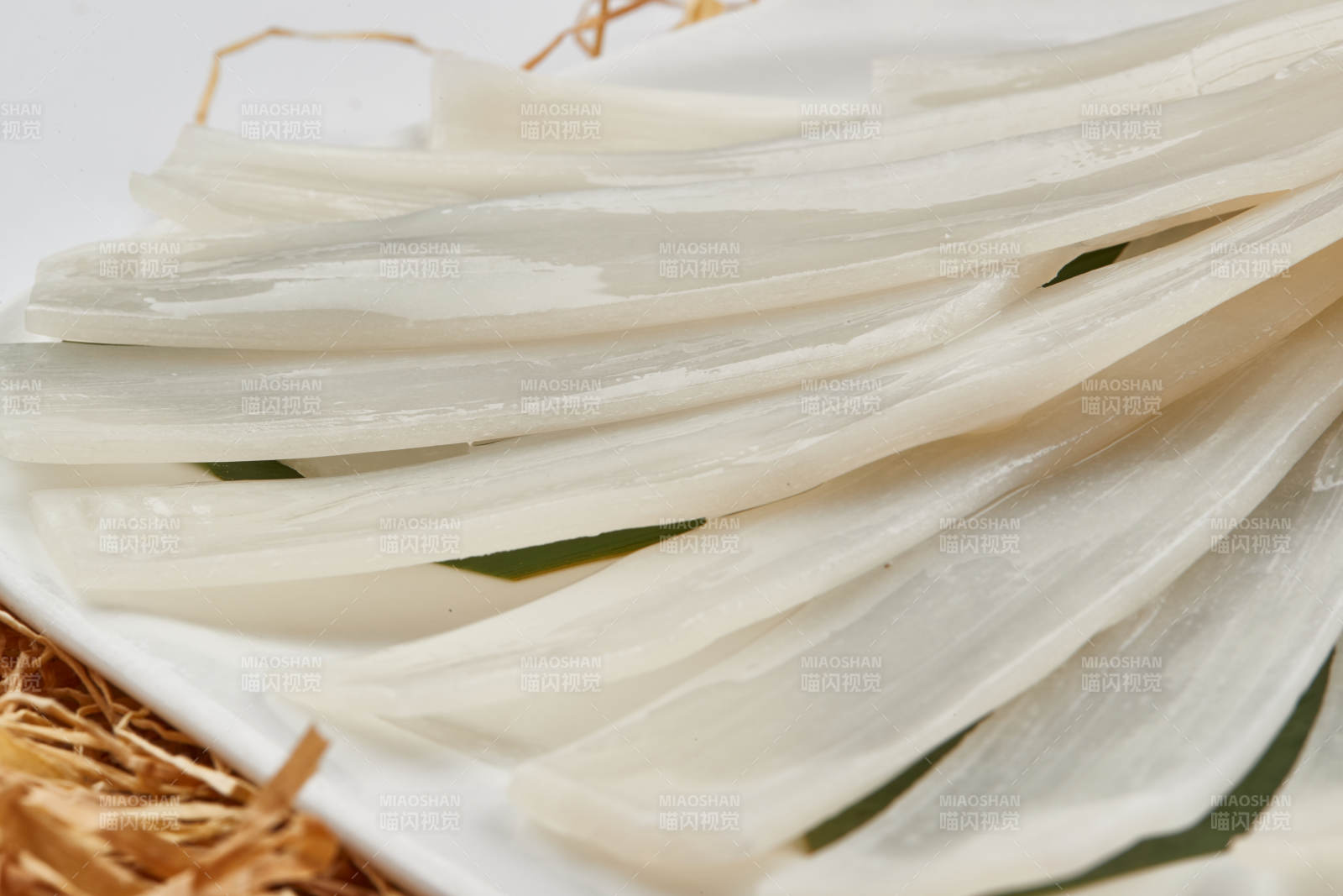 白色瓷盤裝的火鍋食材寬粉