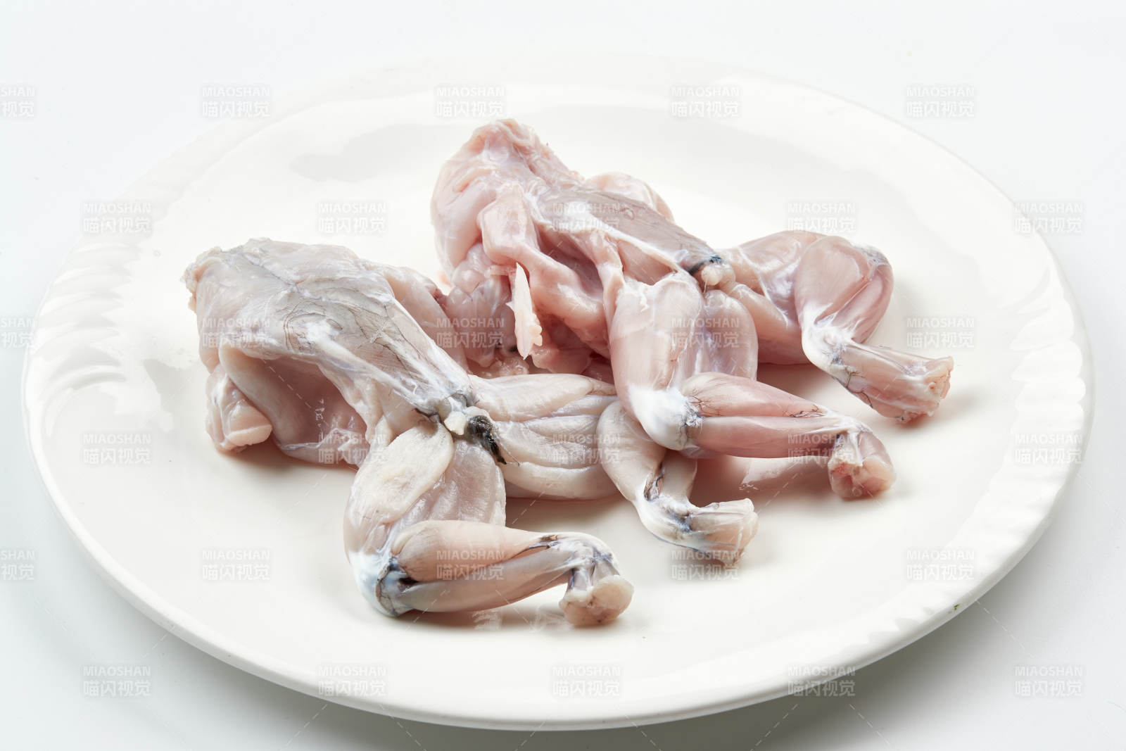 白色瓷盤裝的現(xiàn)殺大牛蛙