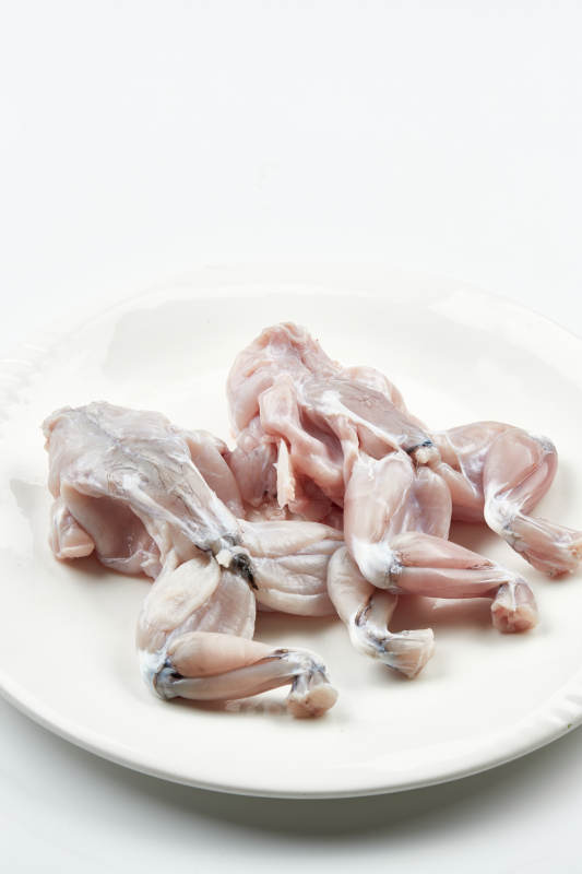 白色瓷盤裝的現殺大牛蛙