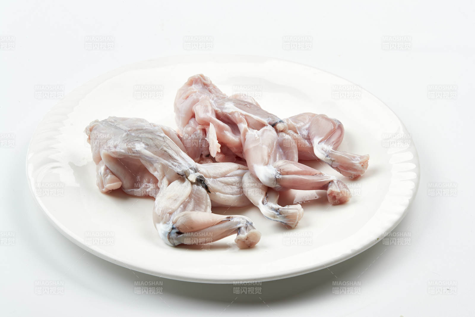 白色瓷盤裝的現殺大牛蛙