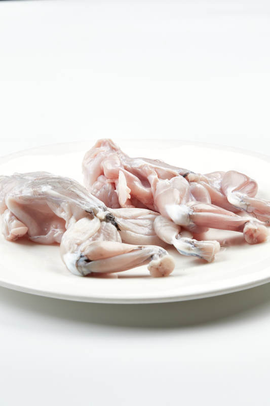 白色瓷盤裝的現殺大牛蛙