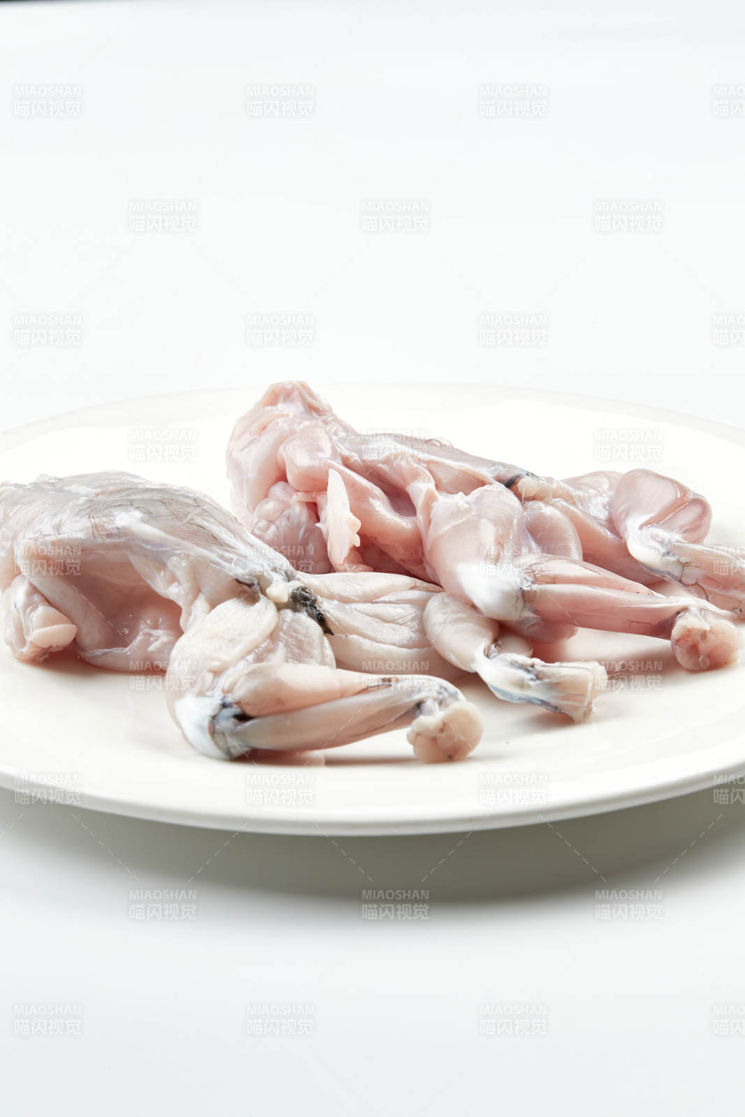 白色瓷盤裝的現殺大牛蛙