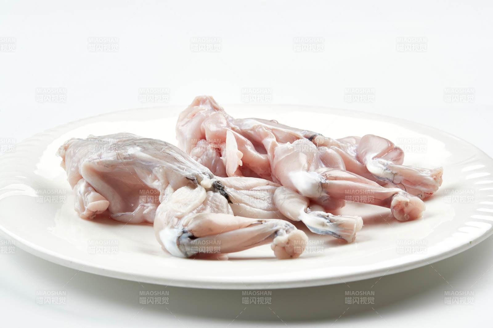 白色瓷盤裝的現殺大牛蛙