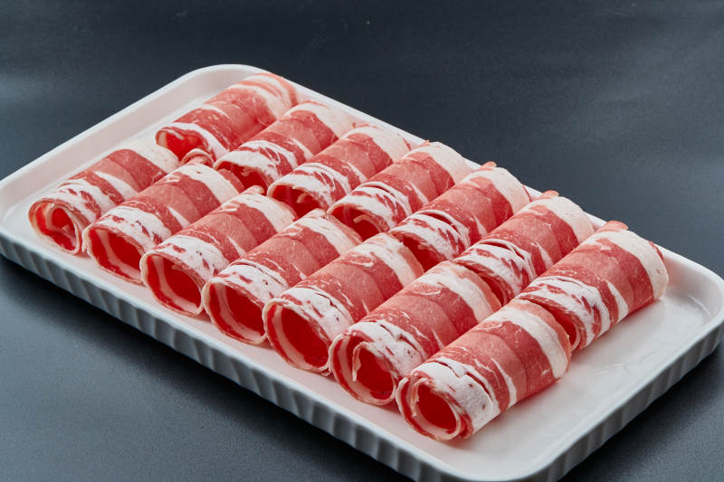 干冰繚繞的背景上擺放的草原肥羊肉卷