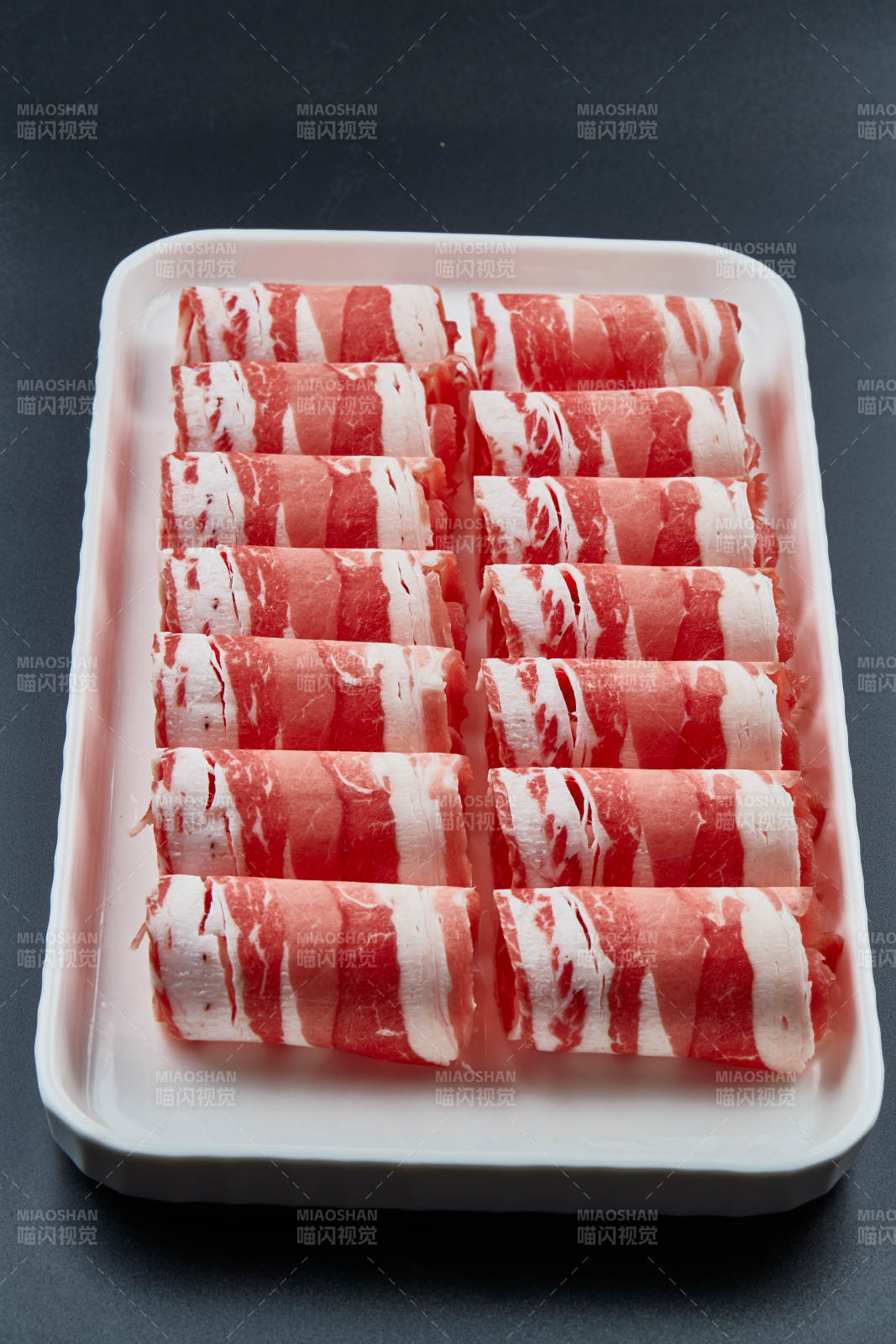 干冰繚繞的背景上擺放的草原肥羊肉卷