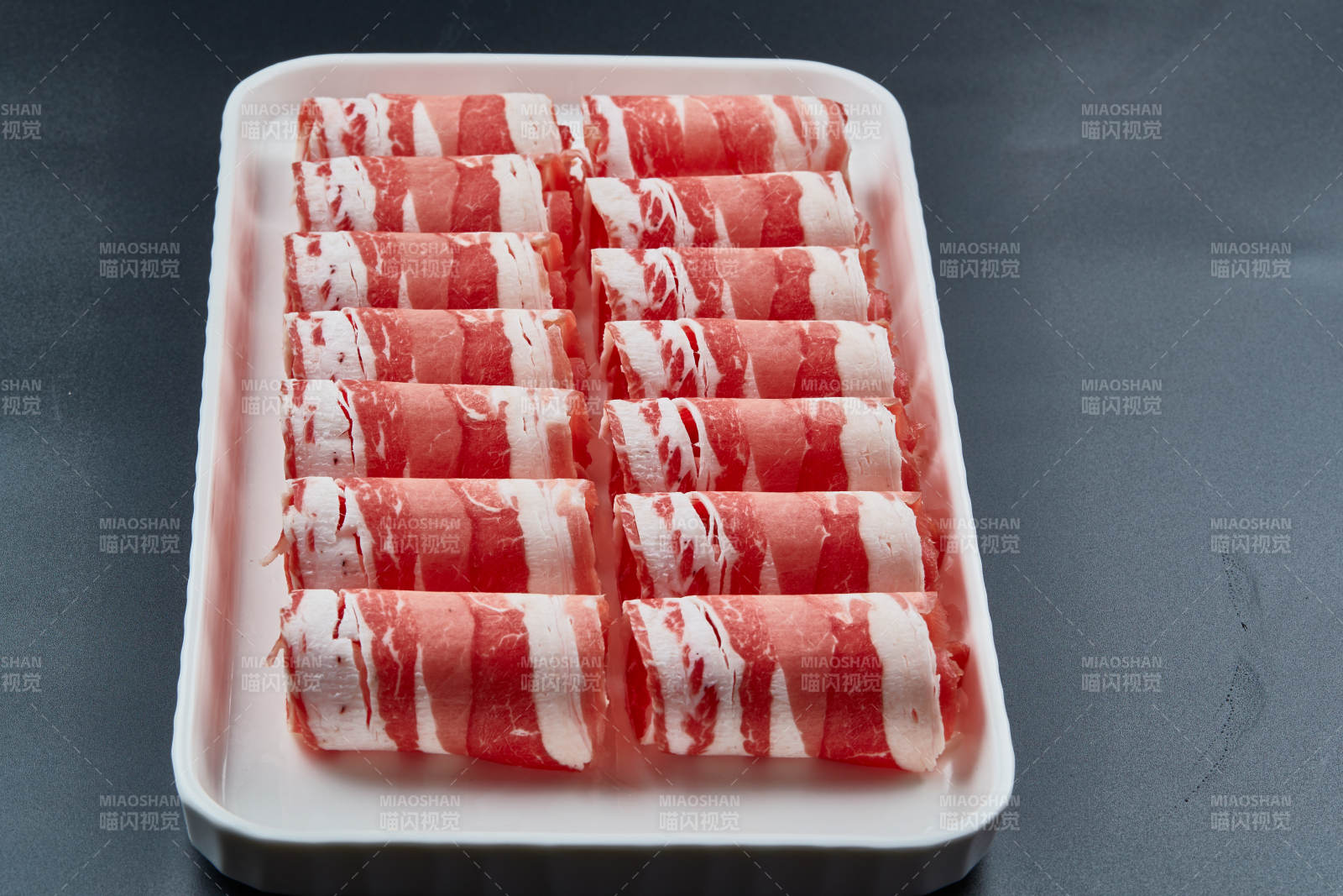 干冰繚繞的背景上擺放的草原肥羊肉卷