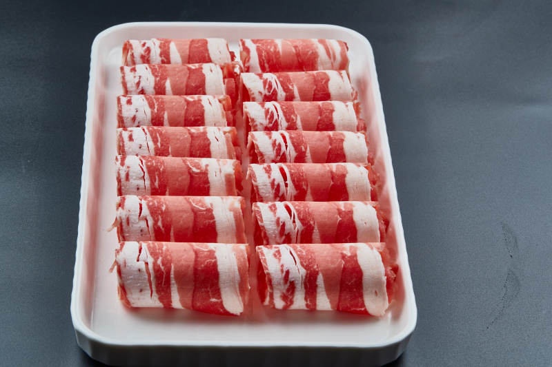 干冰繚繞的背景上擺放的草原肥羊肉卷