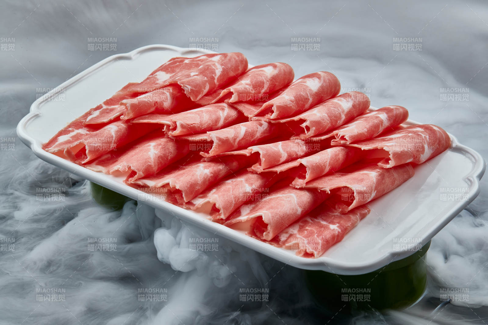 干冰繚繞的背景上擺放的牛肉切片