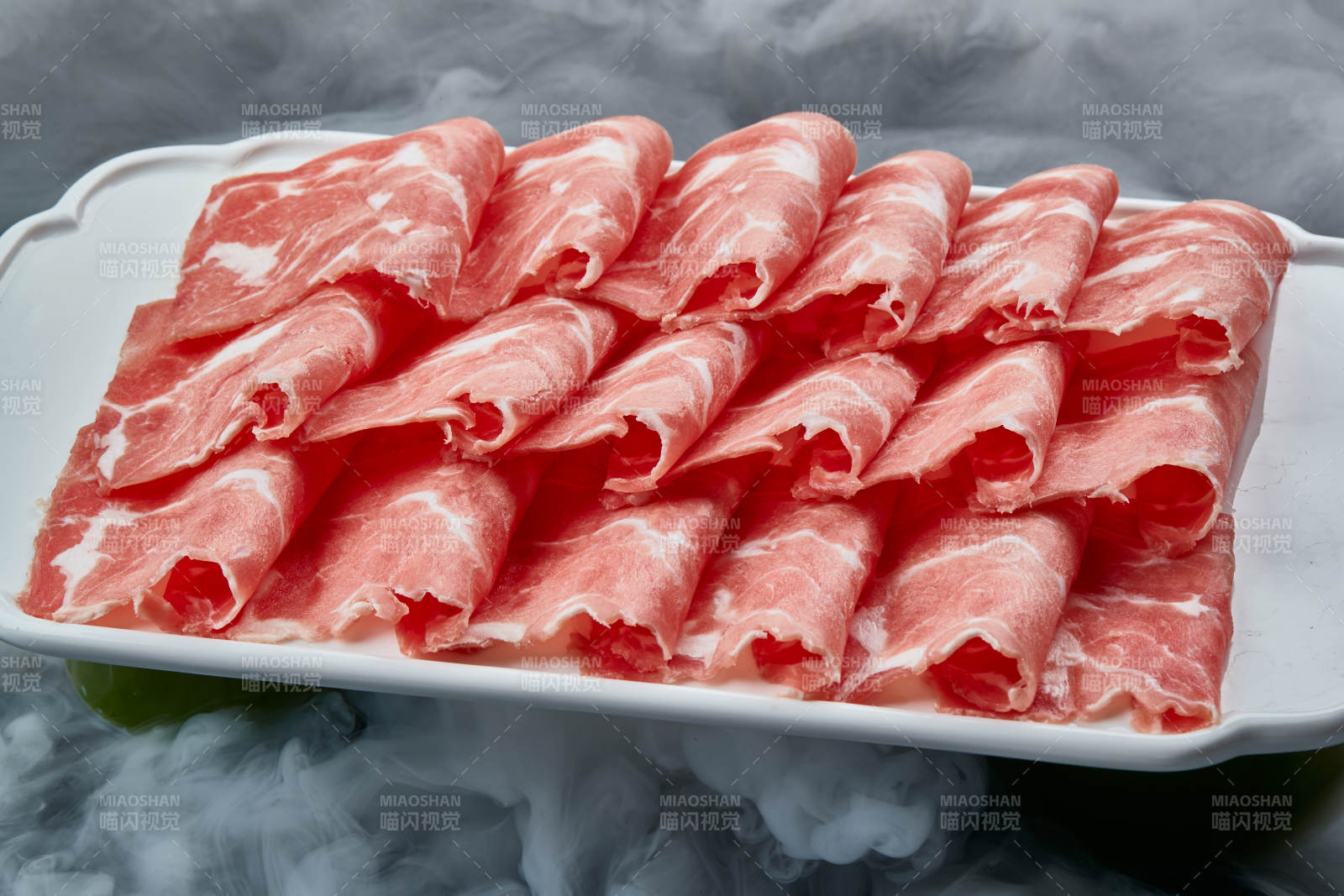 干冰繚繞的背景上擺放的牛肉切片