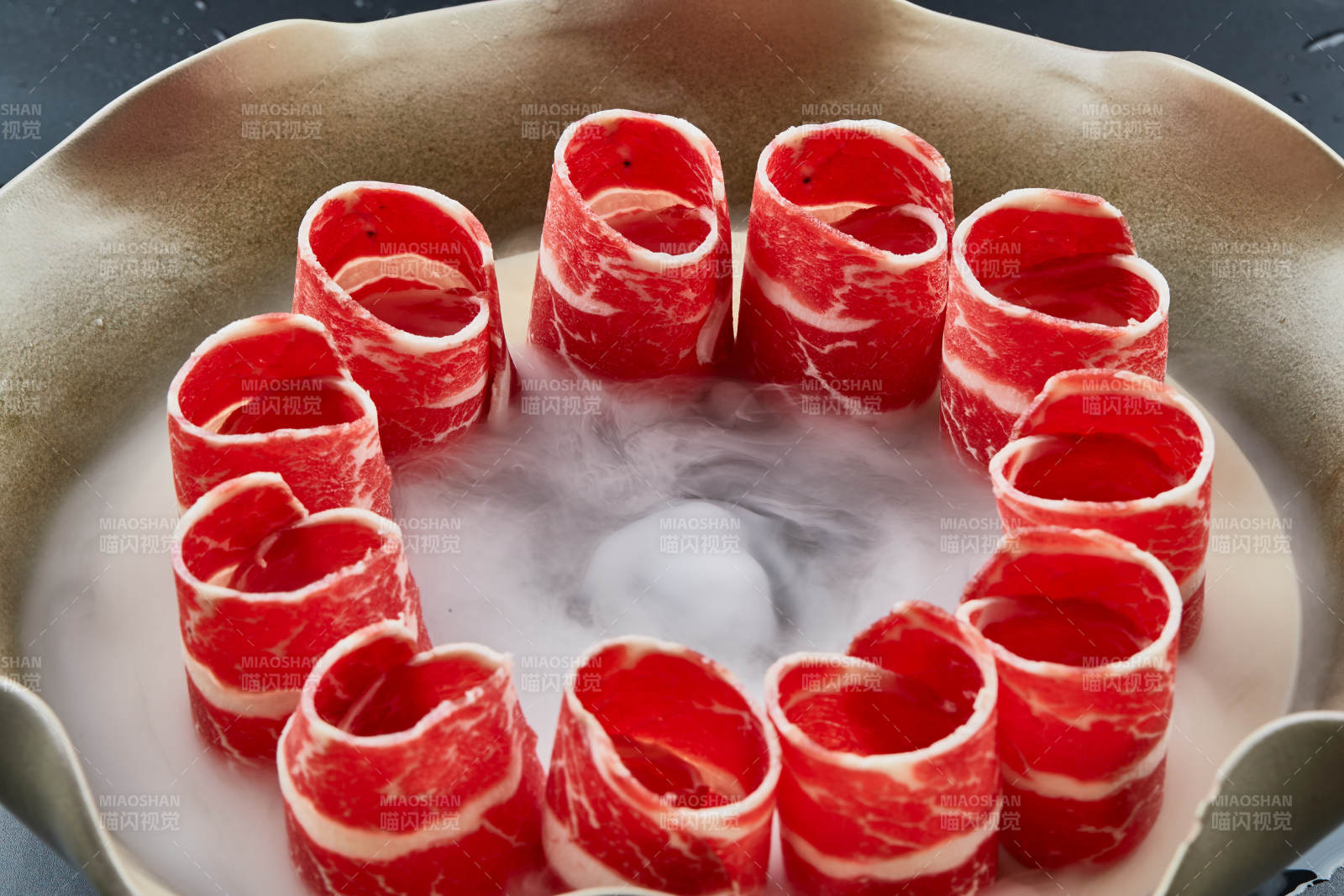 干冰缭绕的背景上摆放的雪花和牛卷