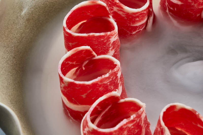 干冰缭绕的背景上摆放的雪花和牛卷