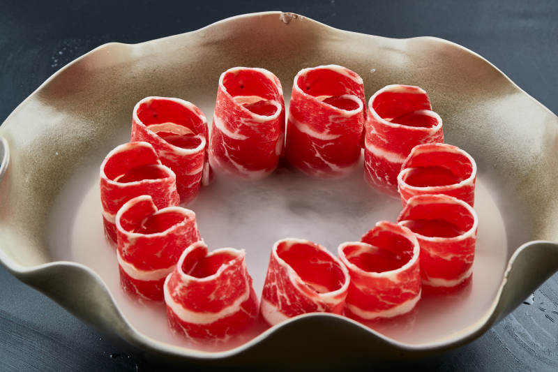 干冰缭绕的背景上摆放的雪花和牛卷