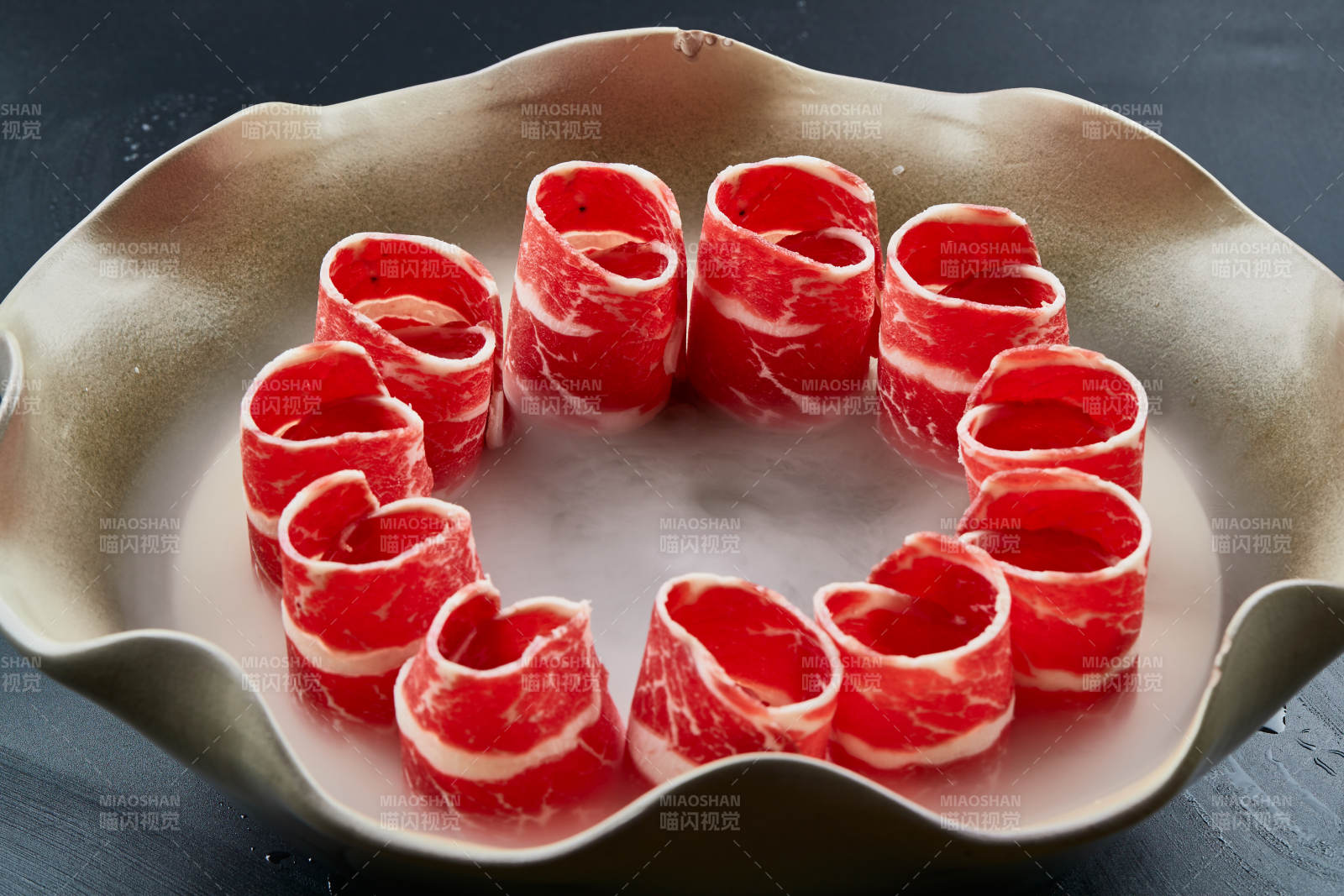 干冰缭绕的背景上摆放的雪花和牛卷