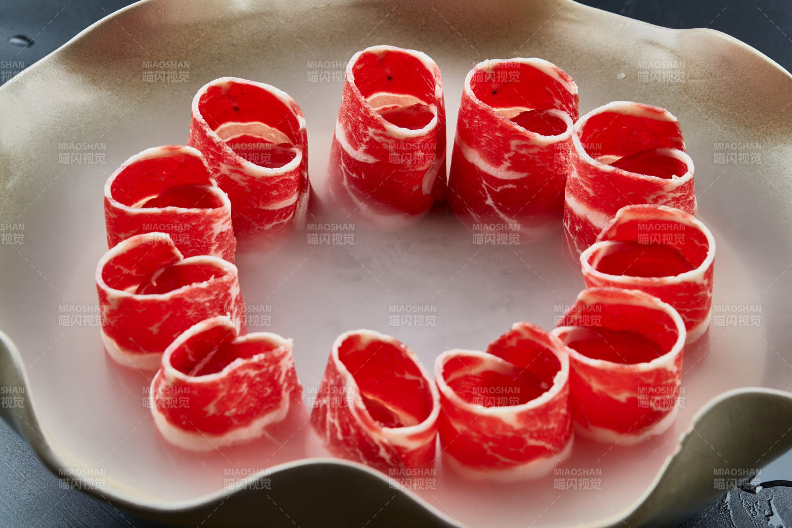 干冰缭绕的背景上摆放的雪花和牛卷