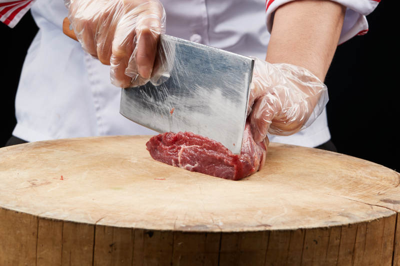 厨师运用精湛刀工分切的鲜食牛肉