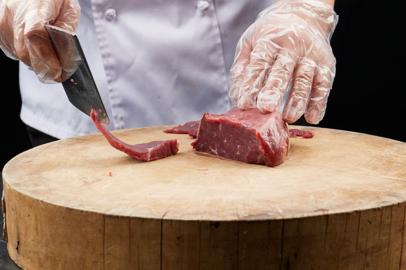 厨师运用精湛刀工分切的鲜食牛肉