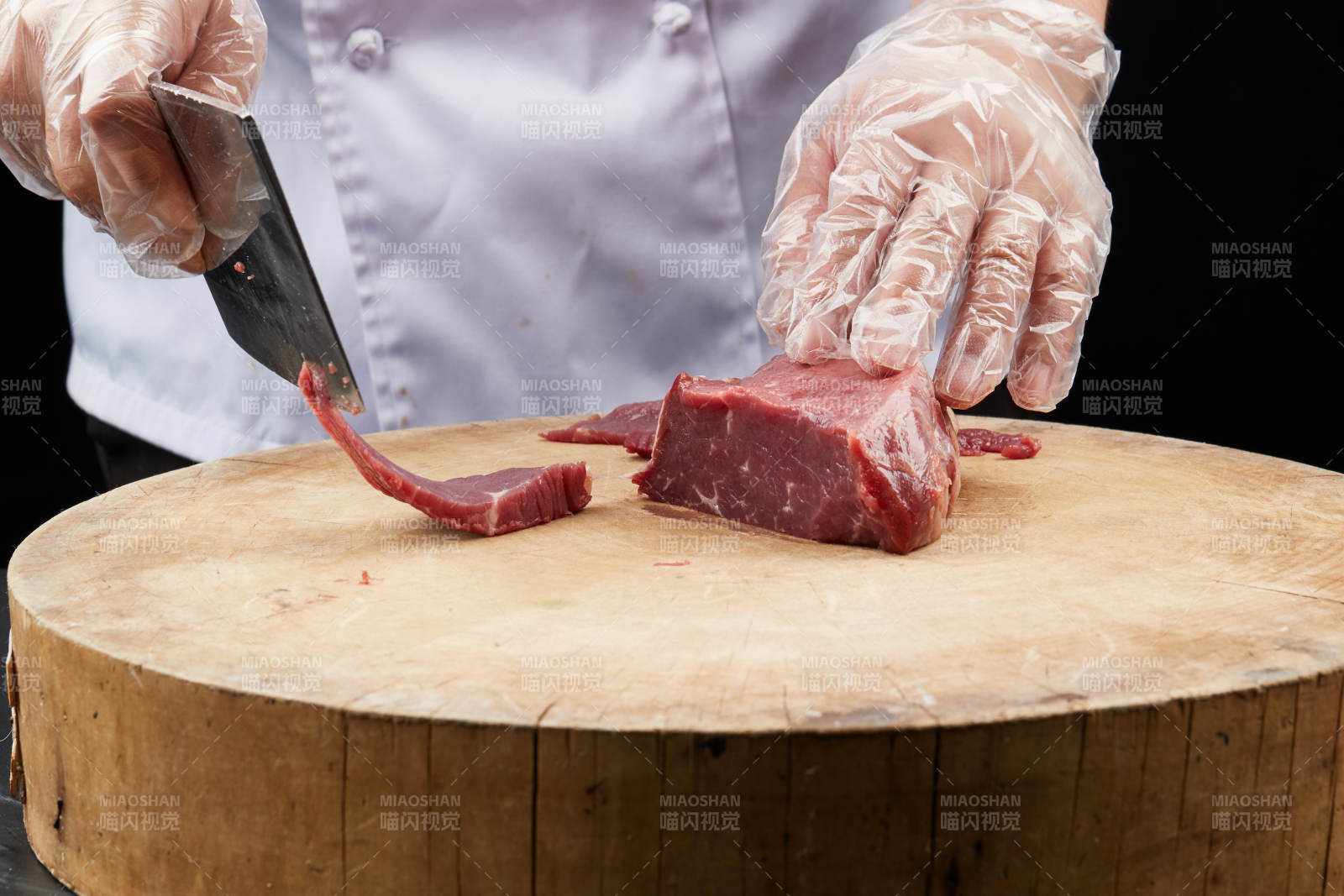 厨师运用精湛刀工分切的鲜食牛肉