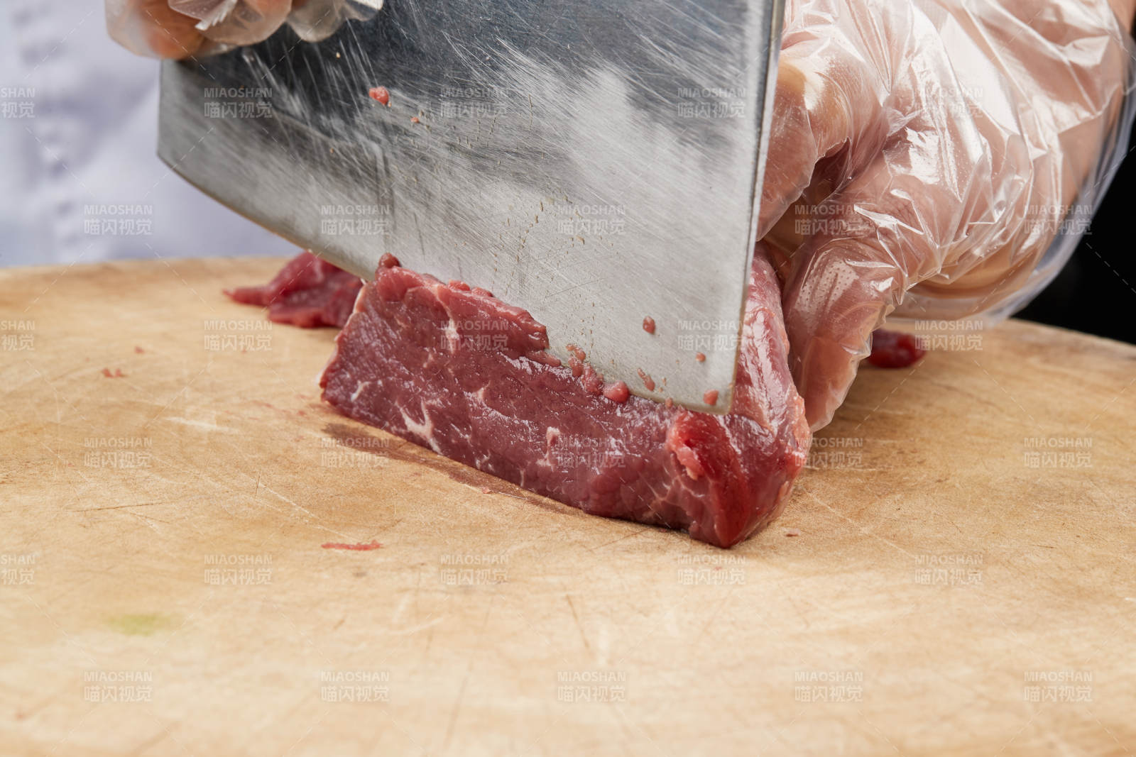 厨师运用精湛刀工分切的鲜食牛肉