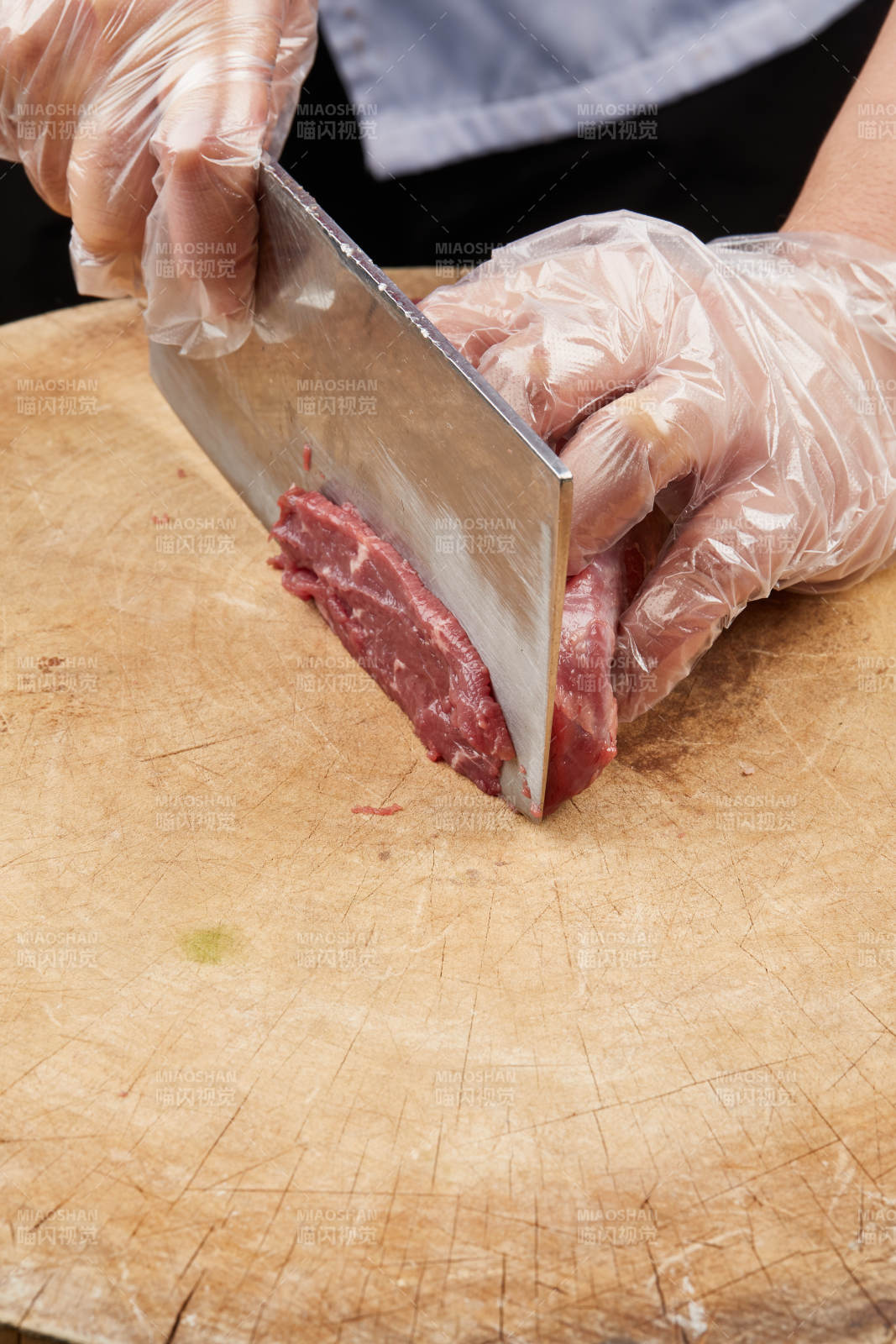 厨师运用精湛刀工分切的鲜食牛肉