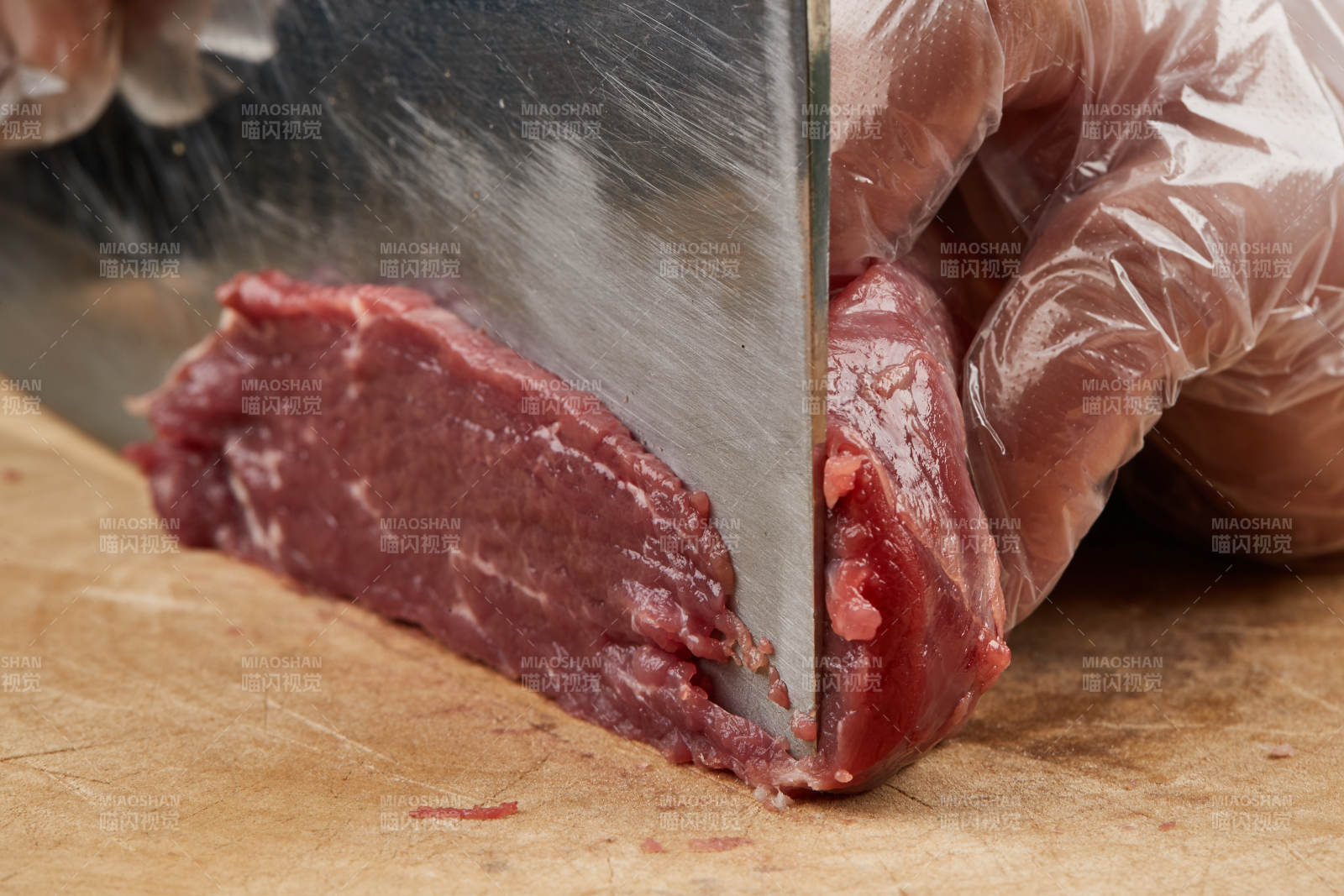廚師運用精湛刀工分切的鮮食牛肉