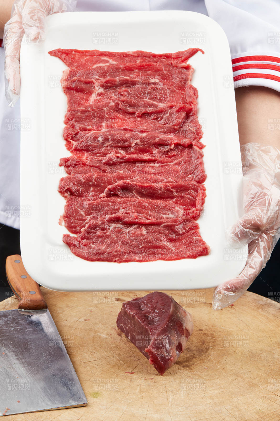廚師運用精湛刀工分切的鮮食牛肉