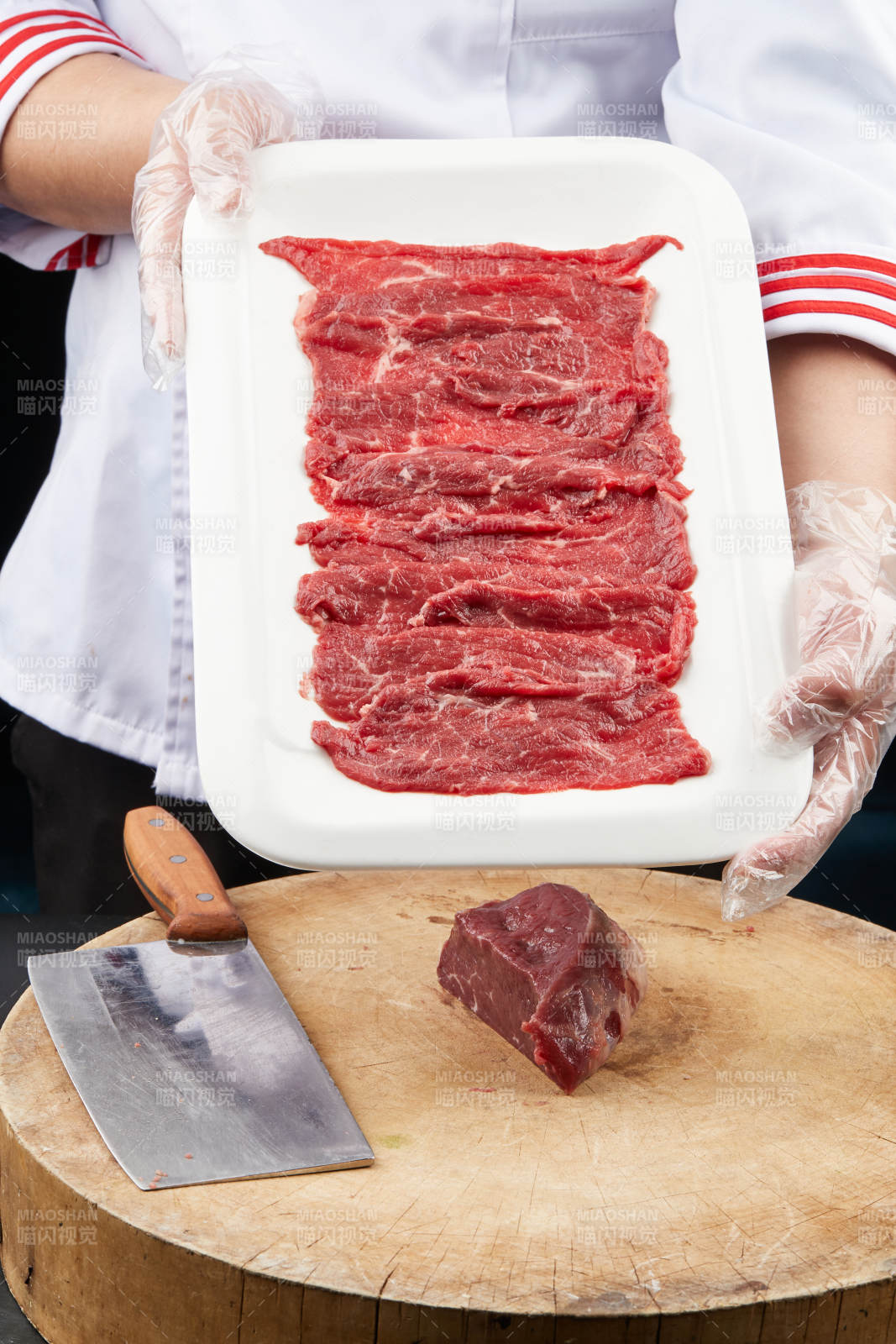 厨师运用精湛刀工分切的鲜食牛肉