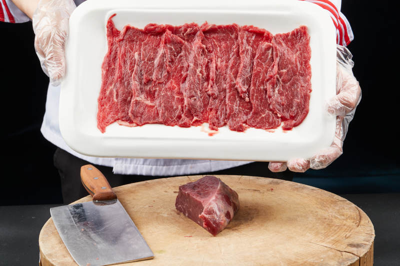 厨师运用精湛刀工分切的鲜食牛肉