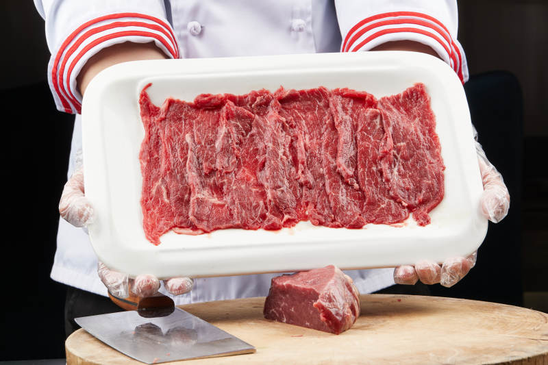 廚師運用精湛刀工分切的鮮食牛肉