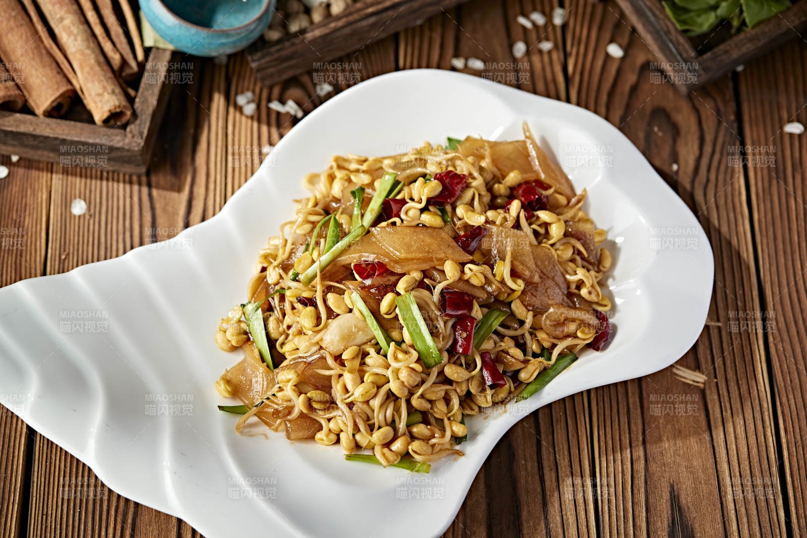 黄豆芽青蒜苗辣椒炒宽粉