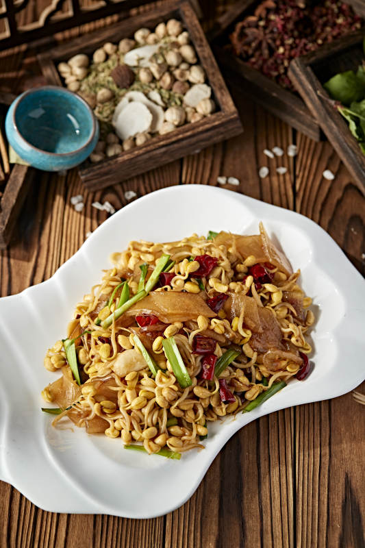 黄豆芽青蒜苗辣椒炒宽粉