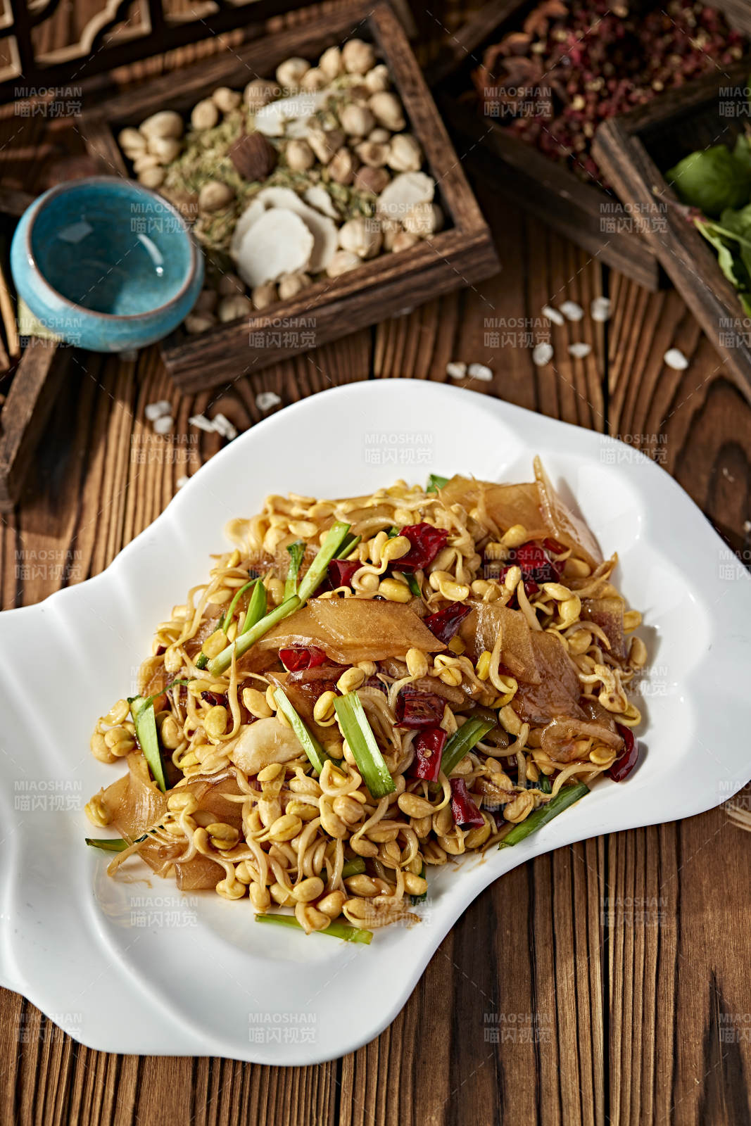 黄豆芽青蒜苗辣椒炒宽粉