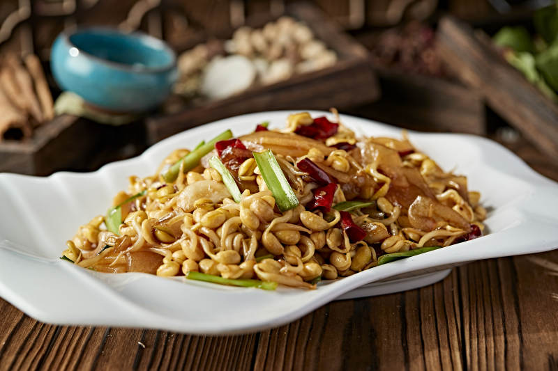 黄豆芽青蒜苗辣椒炒宽粉
