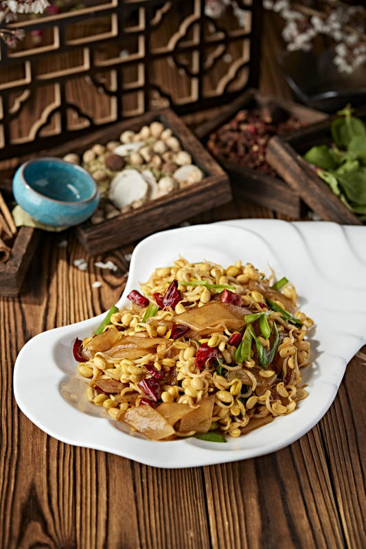 黄豆芽青蒜苗辣椒炒宽粉