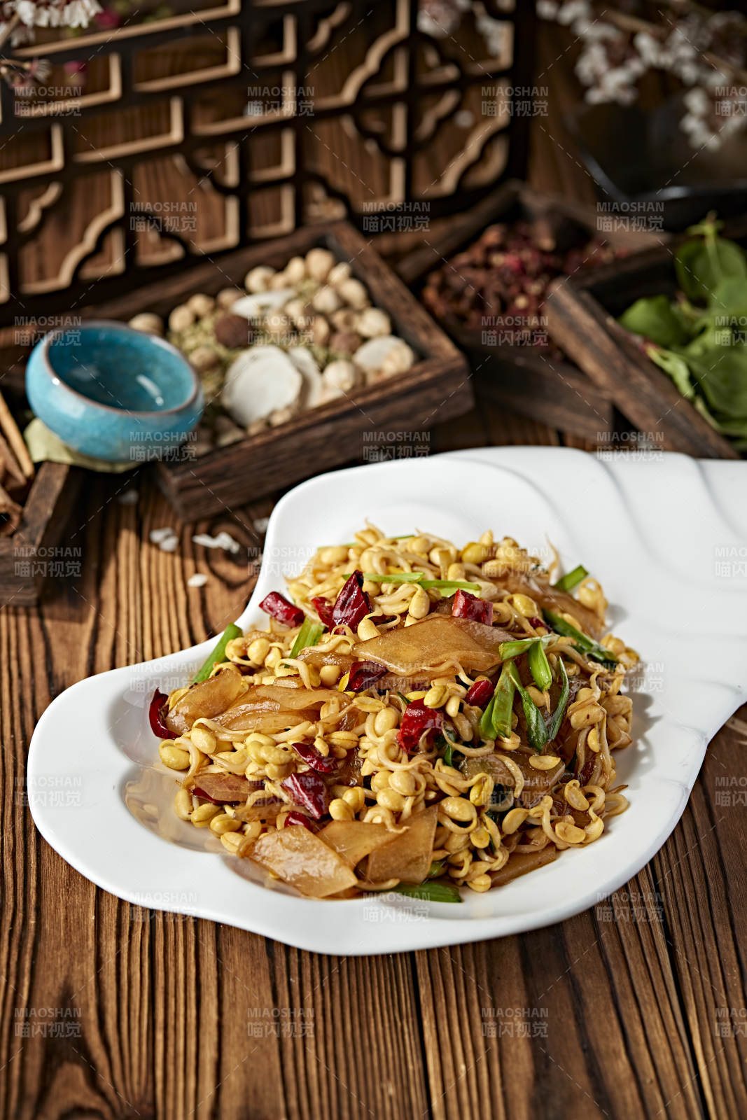 黄豆芽青蒜苗辣椒炒宽粉