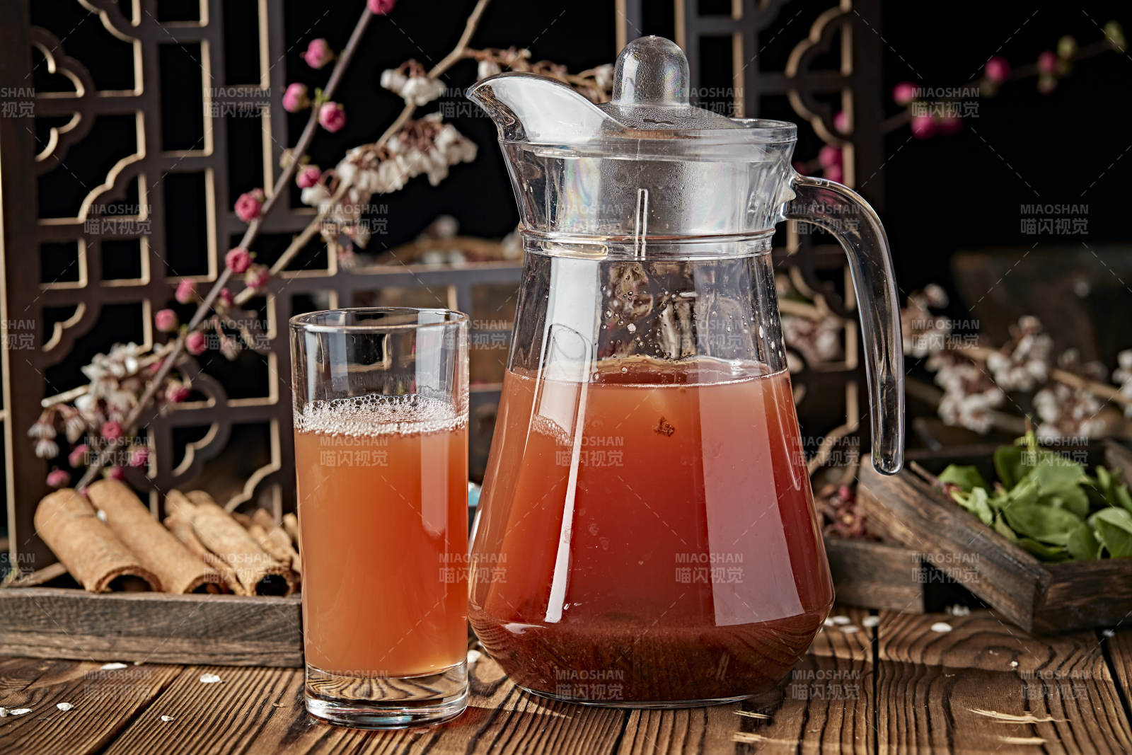 玻璃器皿装的鲜榨果蔬汁