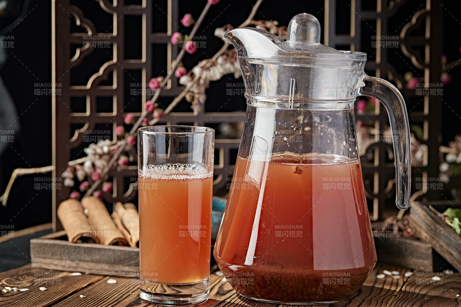 玻璃器皿装的鲜榨果蔬汁