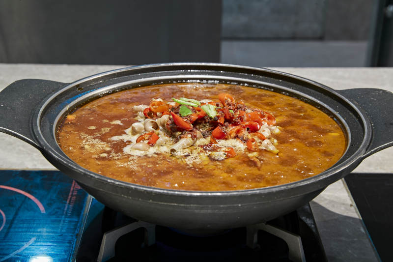 高档星级酒店自助餐砂锅香辣钉螺