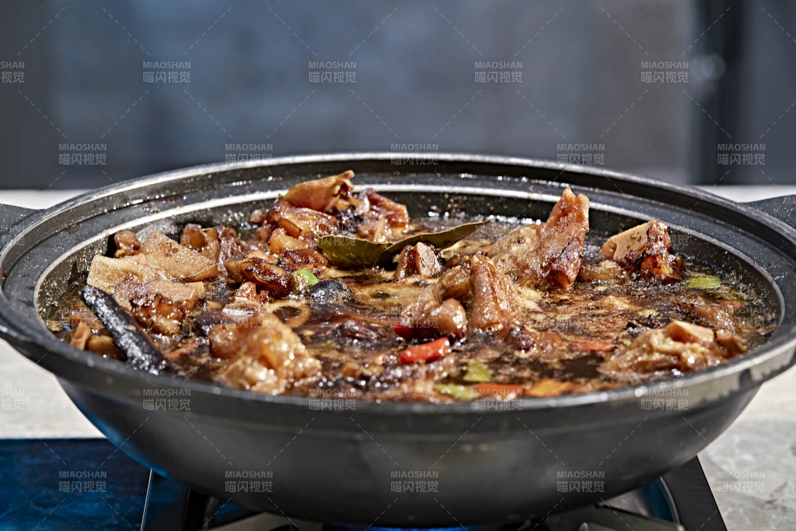 高档星级酒店自助餐砂锅香辣牛骨头