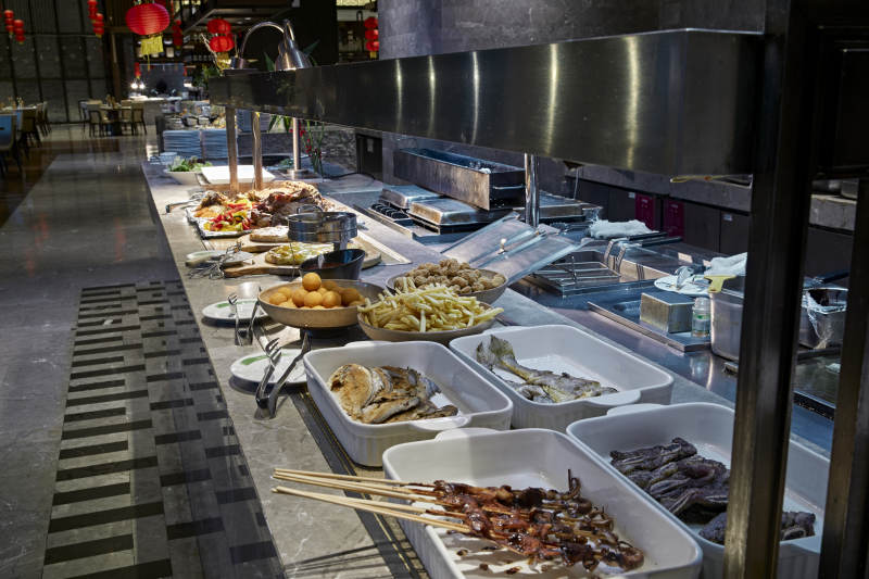 高档星级酒店自助餐的铁板烧烤烤肉餐台