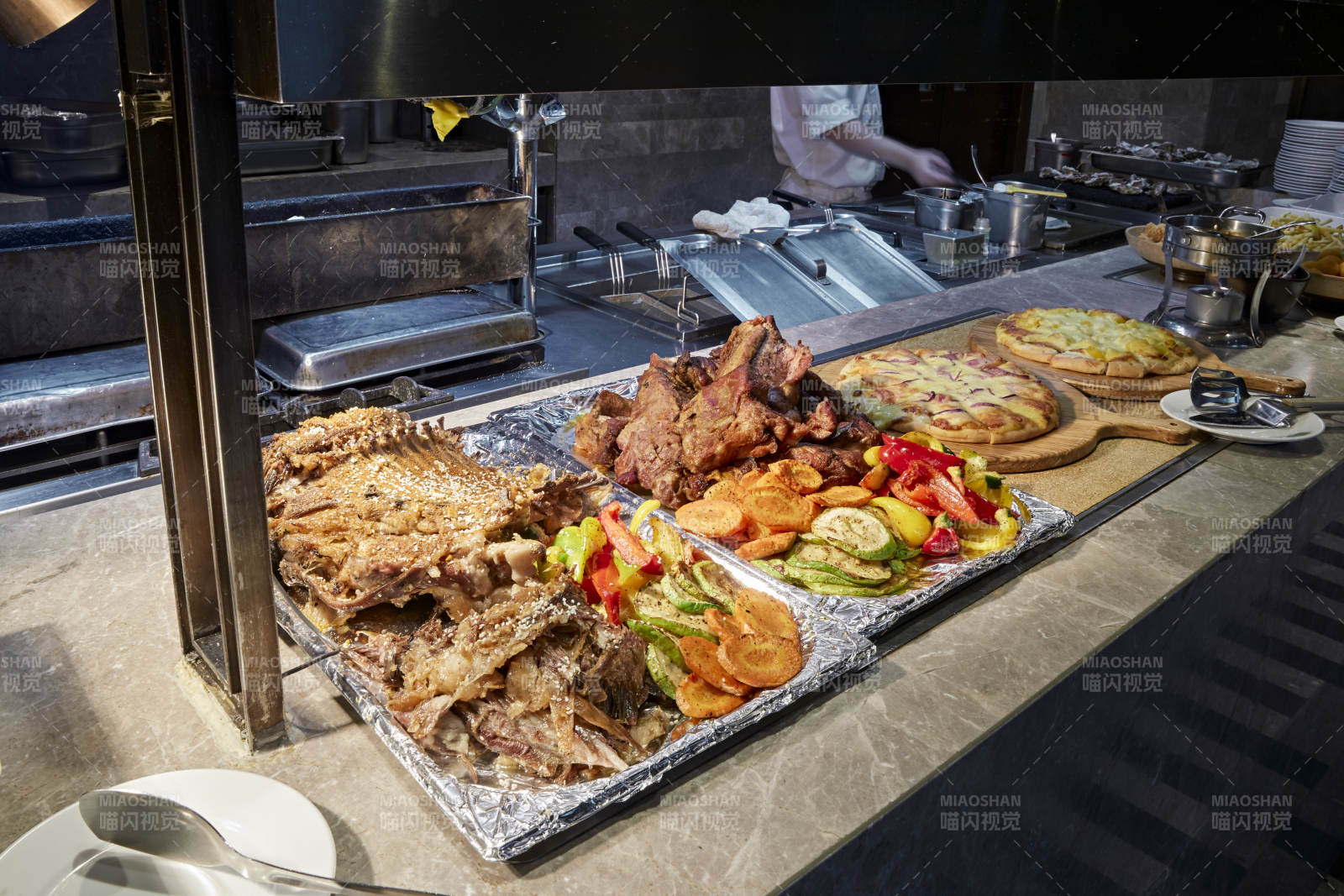 高档星级酒店自助餐的铁板烧烤烤肉餐台