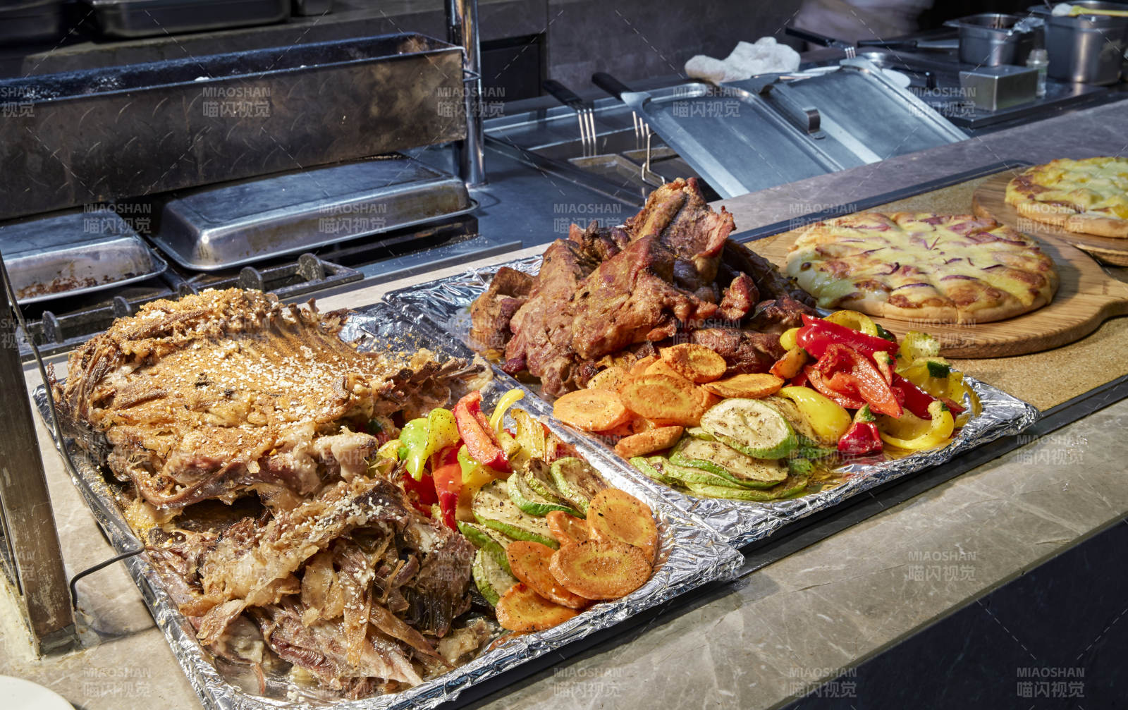 高档星级酒店自助餐的铁板烧烤烤肉餐台