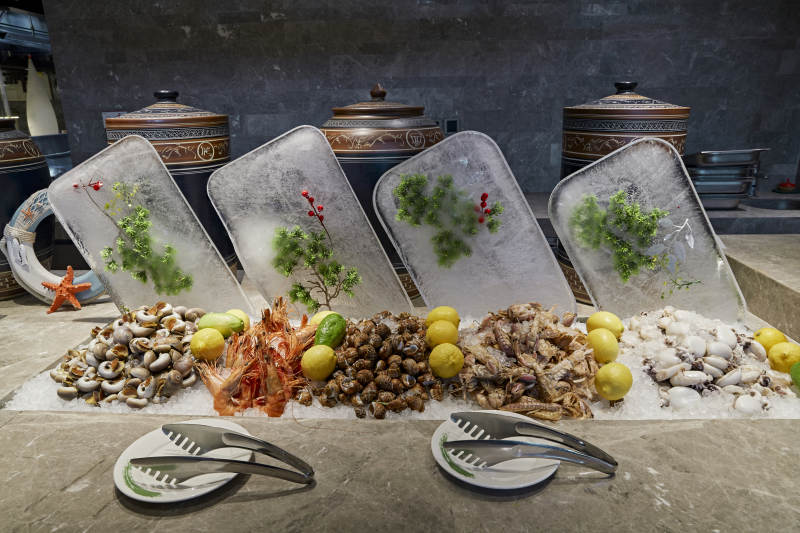 高档星级酒店自助餐的海鲜餐台