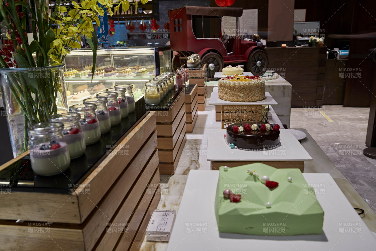 高檔星級(jí)酒店自助餐的甜品蛋糕