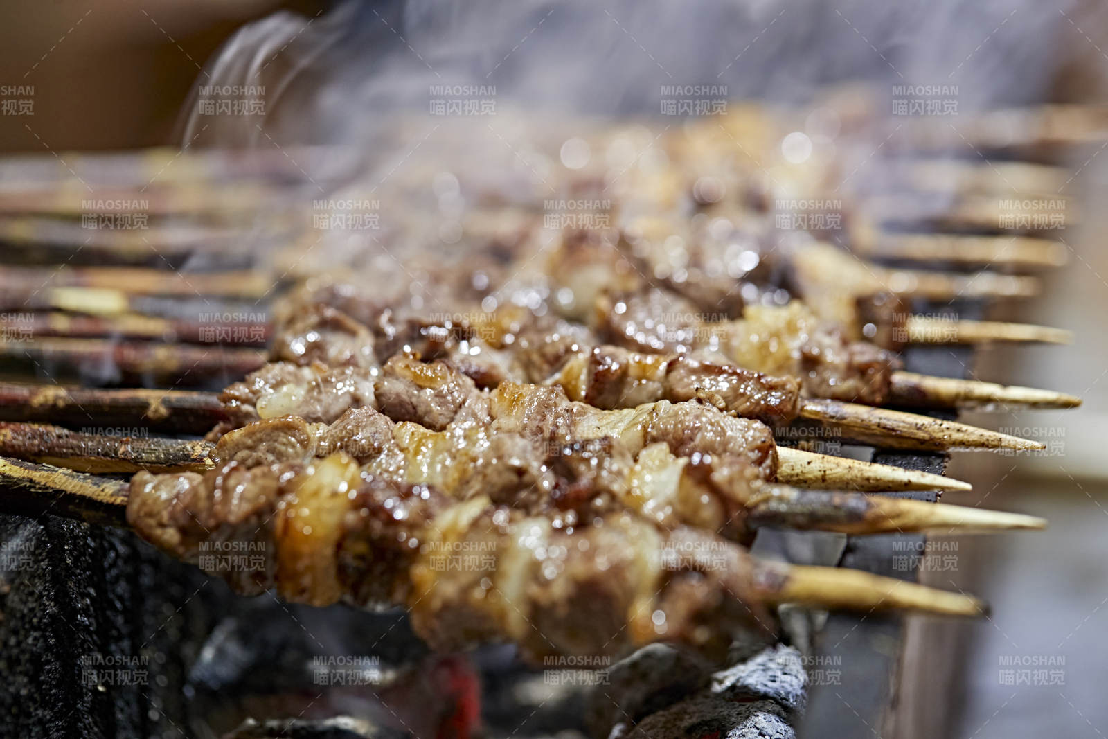 高档星级酒店自助餐的红柳现烤羊肉串