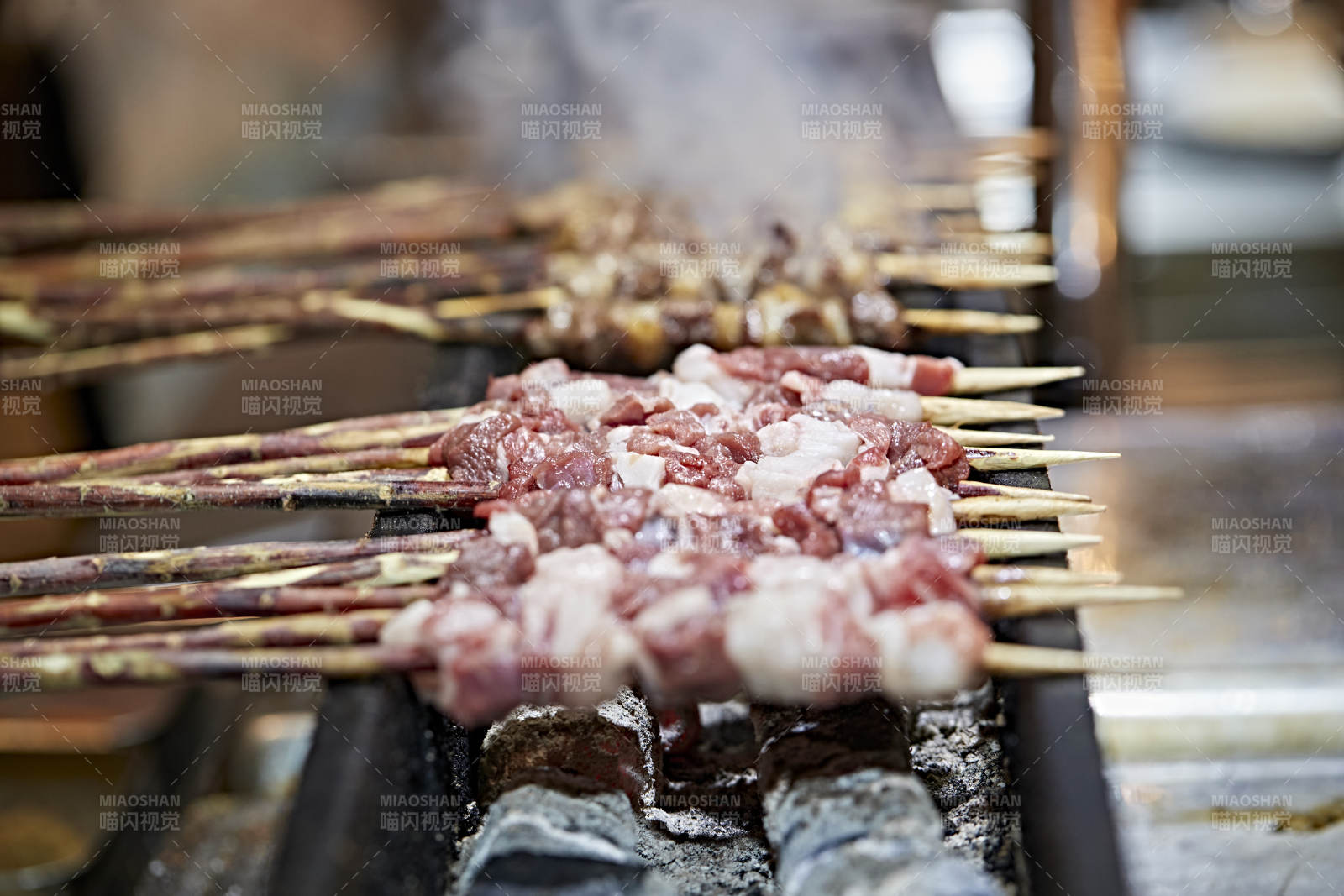 高档星级酒店自助餐的红柳现烤羊肉串