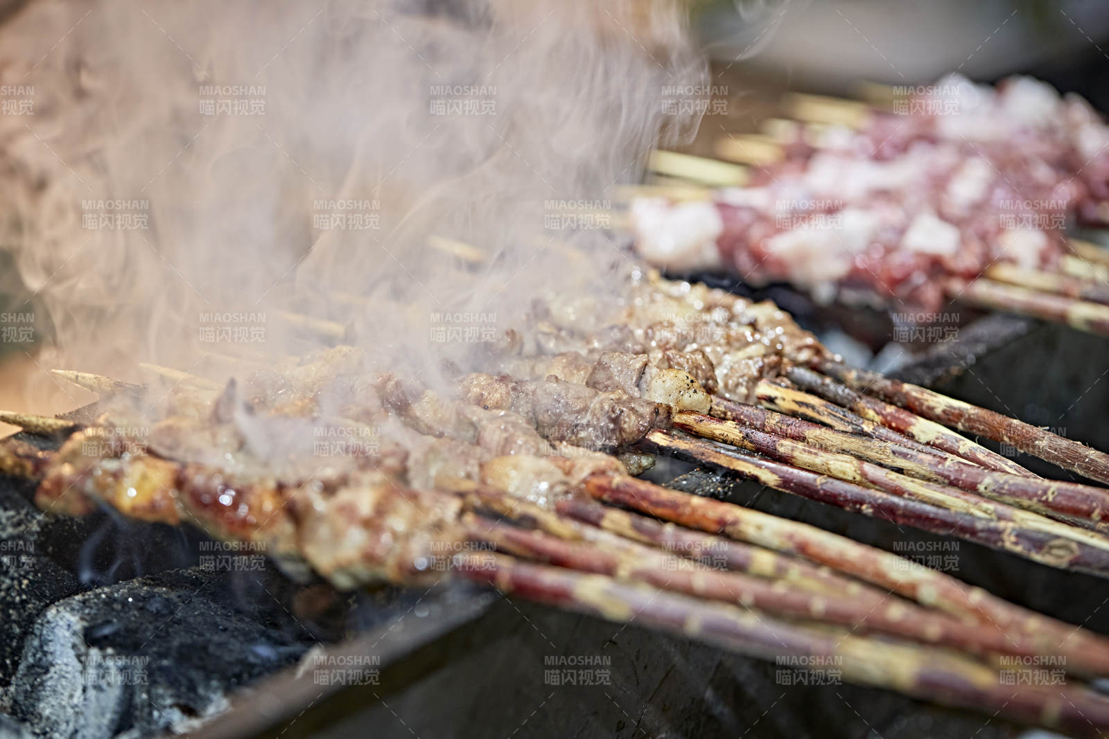 高档星级酒店自助餐的红柳现烤羊肉串
