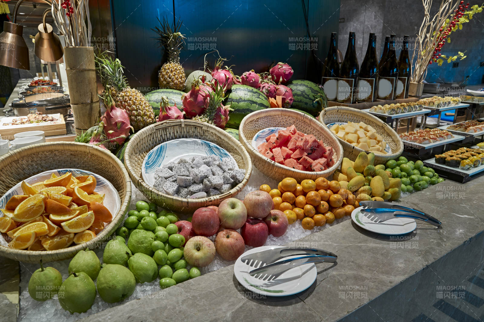 高档星级酒店自助餐的缤纷水果餐台