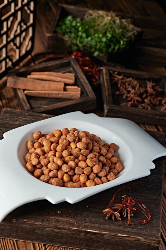 撒粉五香盐炒花生