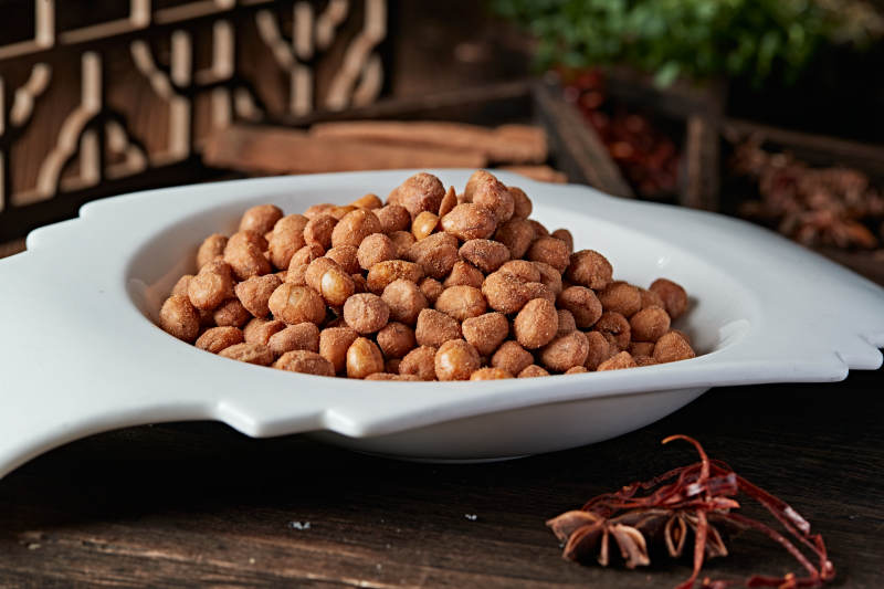 撒粉五香盐炒花生