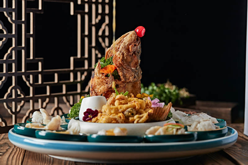 精美摆盘的两吃海鲈鱼